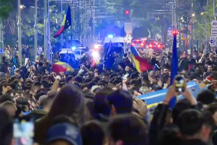 Entuziasm pro-european la București după victoria lui Nicușor Dan: "Rusia, nu uita, România nu este a ta!"